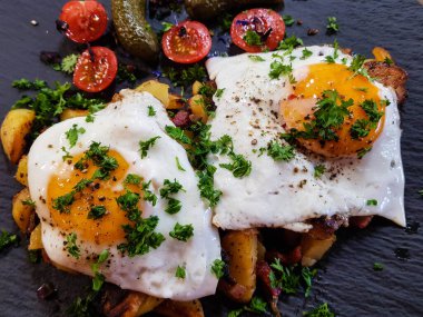 Çiftçiler jambonlu kahvaltı ve kızarmış patates.