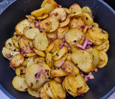 Çiftçiler jambonlu kahvaltı ve kızarmış patates.