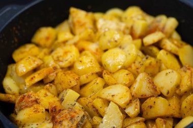Çiftçiler jambonlu kahvaltı ve kızarmış patates.