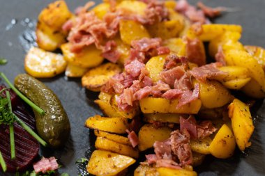 Çiftçiler jambonlu kahvaltı ve kızarmış patates.