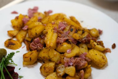 Çiftçiler jambonlu kahvaltı ve kızarmış patates.