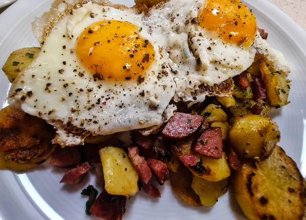 Γεωργοί Πρωινό Αυγά Ζαμπόν Και Τηγανητές Πατάτες — Φωτογραφία Αρχείου
