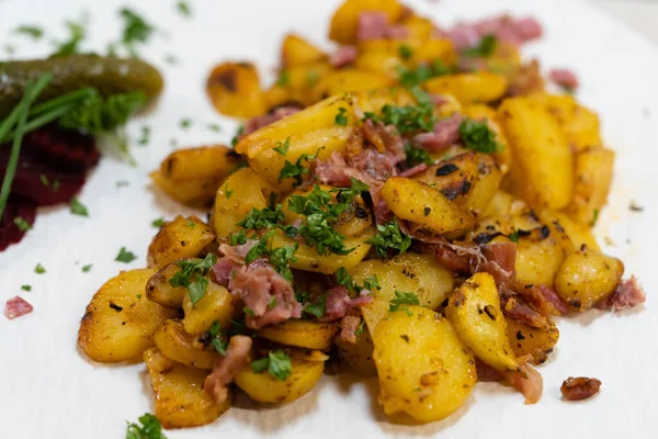 Çiftçiler jambonlu kahvaltı ve kızarmış patates.