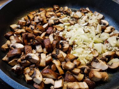 Ormandan yeni çıkmış mantarlar.