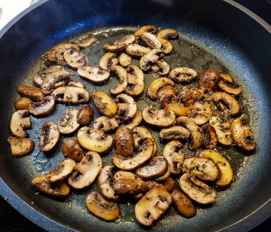 Ormandan yeni çıkmış mantarlar.