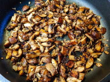 Ormandan yeni çıkmış mantarlar.