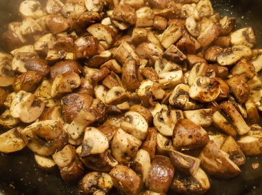 Ormandan yeni çıkmış mantarlar.