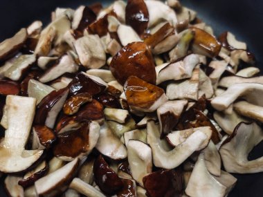 Ormandan yeni çıkmış mantarlar.