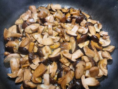 Ormandan yeni çıkmış mantarlar.