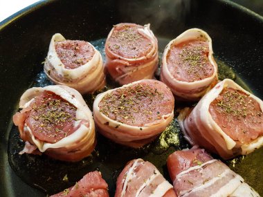 Biftek fileto baharat ve mantarla kesilmiş.