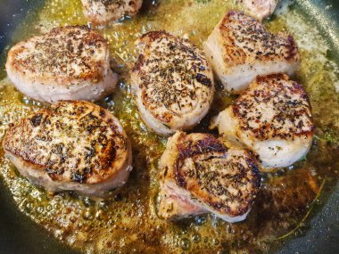 Biftek fileto baharat ve mantarla kesilmiş.