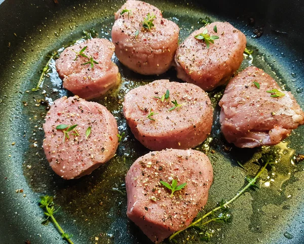 Filet Steak Panenka Nakrájená Bylinkami Koření Houbami — Stock fotografie