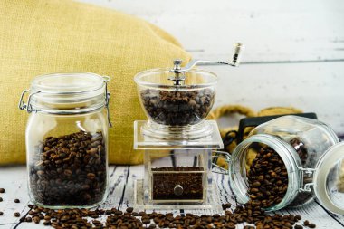 Taze kavrulmuş kahverengi kahve çekirdeği.