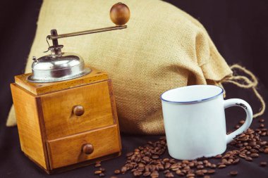 Taze kavrulmuş kahverengi kahve çekirdeği.