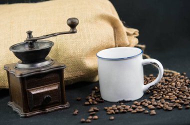 Taze kavrulmuş kahverengi kahve çekirdeği.