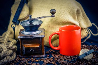 Taze kavrulmuş kahverengi kahve çekirdeği.