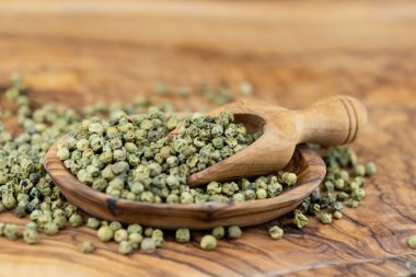 zeytin ağacında baharatlı biber