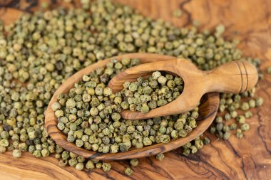 zeytin ağacında baharatlı biber