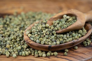 zeytin ağacında baharatlı biber