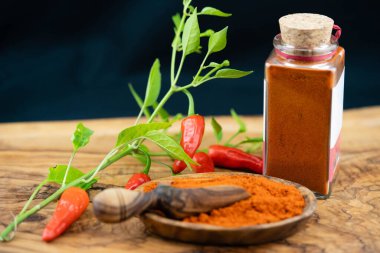 zeytin ağacında baharatlı biber