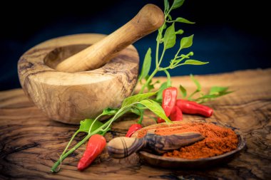 zeytin ağacında baharatlı biber