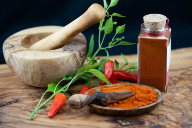 zeytin ağacında baharatlı biber