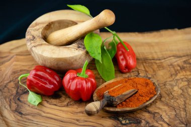 zeytin ağacında baharatlı biber