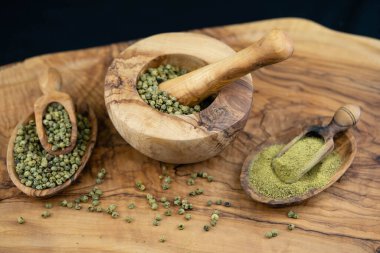 zeytin ağacında baharatlı biber