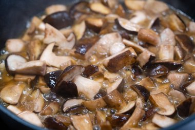 Taze mantarlı kızarmış biftek.