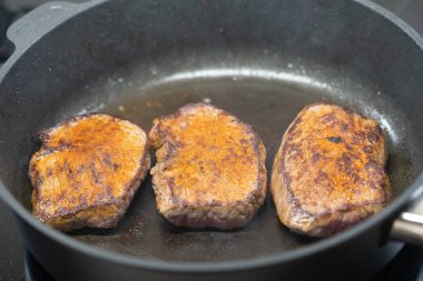 Taze mantarlı kızarmış biftek.