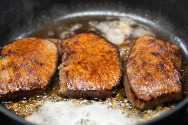 Taze mantarlı kızarmış biftek.