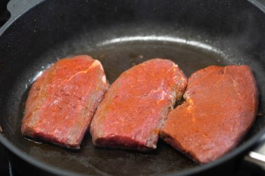 Taze mantarlı kızarmış biftek.