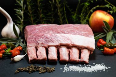 Duroc domuz pirzolası ve baharatlı.