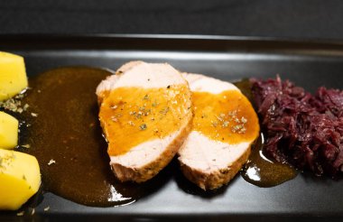 Duroc domuz pirzolası ve baharatlı.