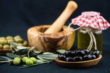 Soğuk sıkılmış ekstra saf zeytinyağı. 