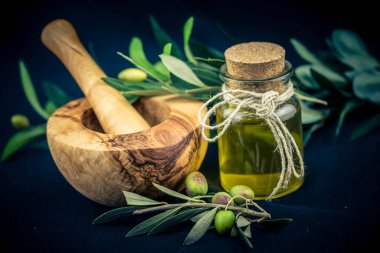 Soğuk sıkılmış ekstra saf zeytinyağı. 