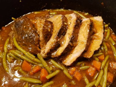 Geleneksel Alman mutfağı sebze ve patatesli biftek rosto.