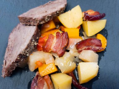 Geleneksel Alman mutfağı sebze ve patatesli biftek rosto.