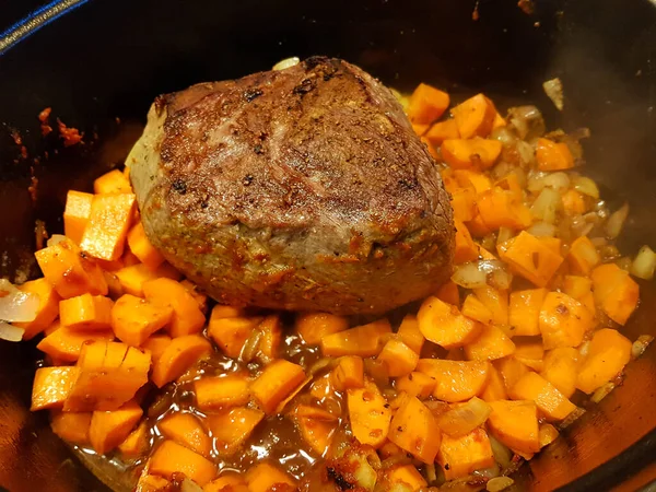 전통적 야채와 감자와 쇠고기 남비를 요리한다 — 스톡 사진