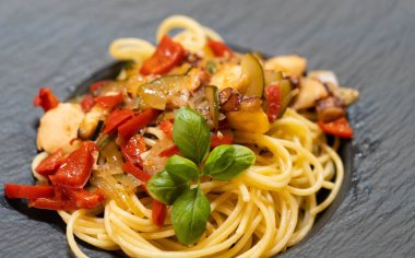 Makarnalı İtalyan deniz ürünleri pulpusu.