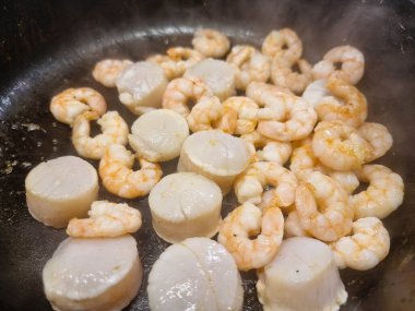 Spagetti Rigate - İtalyan makarnası, deniz tarağı ve karides. 