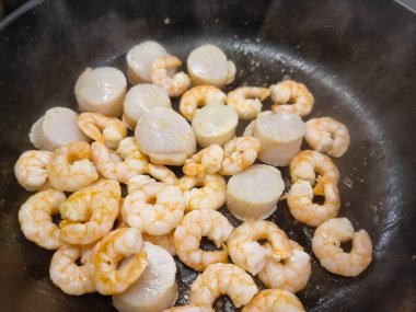 Spagetti Rigate - İtalyan makarnası, deniz tarağı ve karides. 