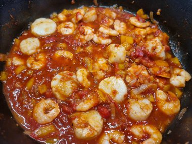 Spagetti Rigate - İtalyan makarnası, deniz tarağı ve karides. 