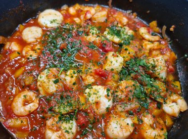 Spagetti Rigate - İtalyan makarnası, deniz tarağı ve karides. 