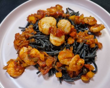 Spagetti Rigate - İtalyan makarnası, deniz tarağı ve karides. 