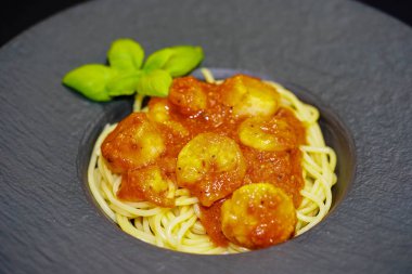 Spagetti Rigate - İtalyan makarnası, deniz tarağı ve karides. 