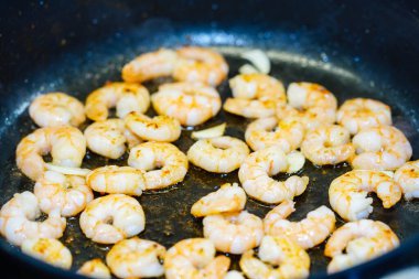 Spagetti Rigate - İtalyan makarnası, deniz tarağı ve karides. 