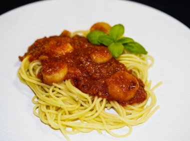 Spagetti Rigate - İtalyan makarnası, deniz tarağı ve karides. 