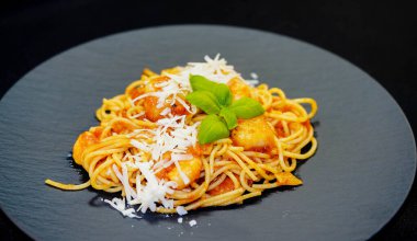 Spagetti Rigate - İtalyan makarnası, deniz tarağı ve karides. 