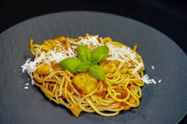 Spagetti Rigate - İtalyan makarnası, deniz tarağı ve karides. 